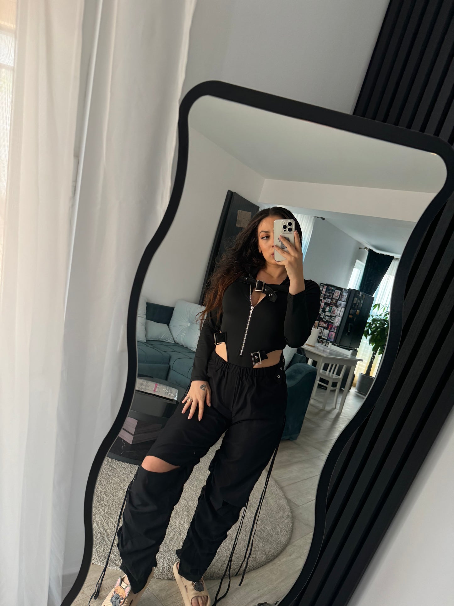Pantaloni negri cargo cu taietura in genunchi ‘Effortlessly cool’
