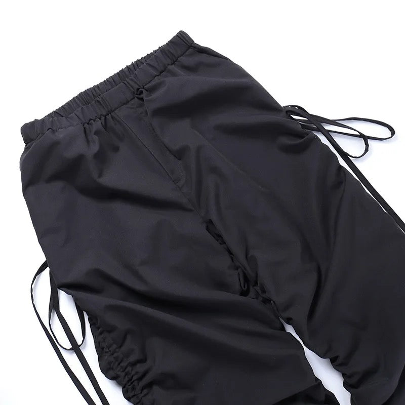 Pantaloni negri cargo cu taietura in genunchi ‘Effortlessly cool’