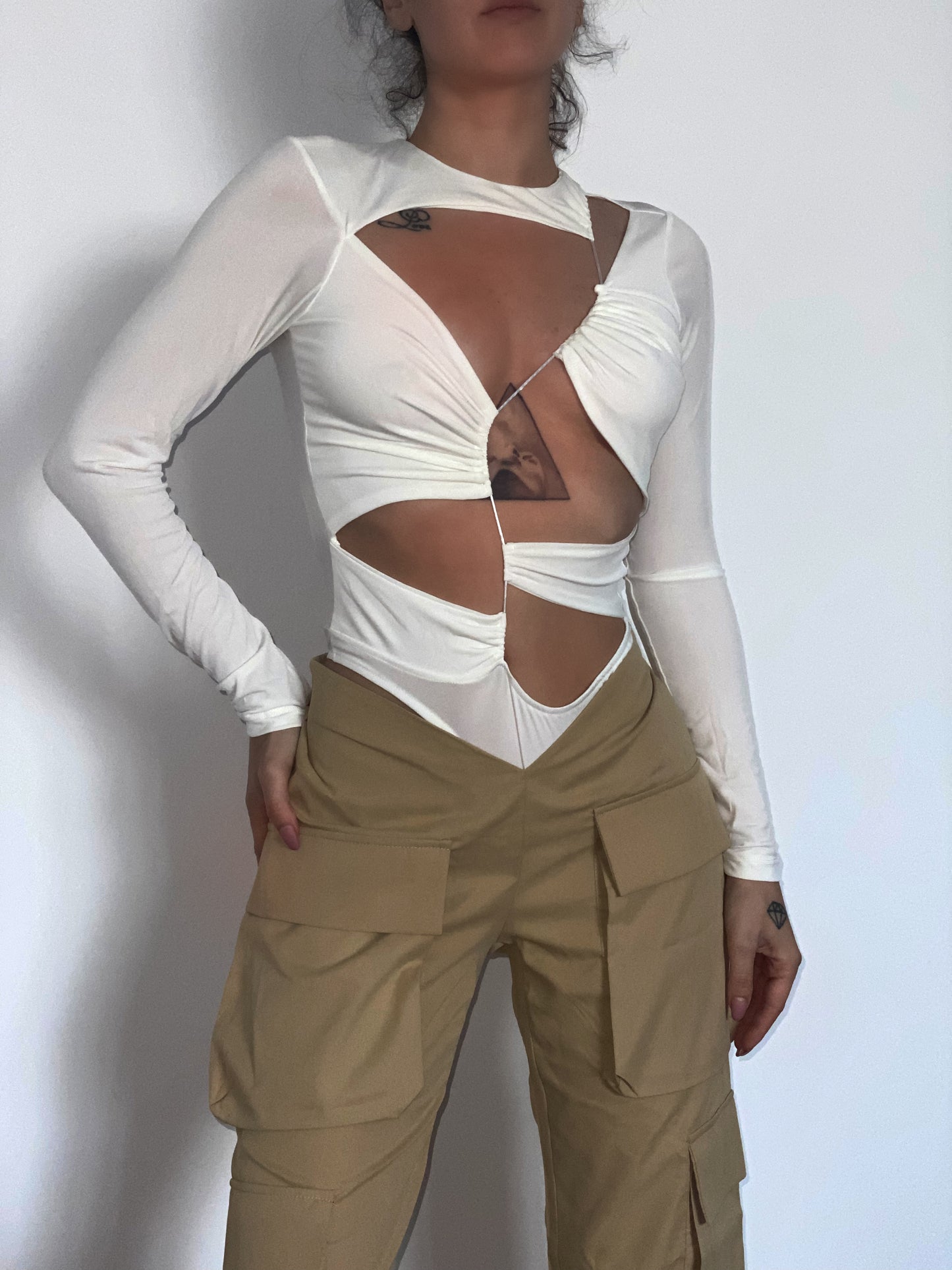 Body ‘Cut It Like It’s Hot’ Alb - Body dama, alb, cu decupaje asimetrice