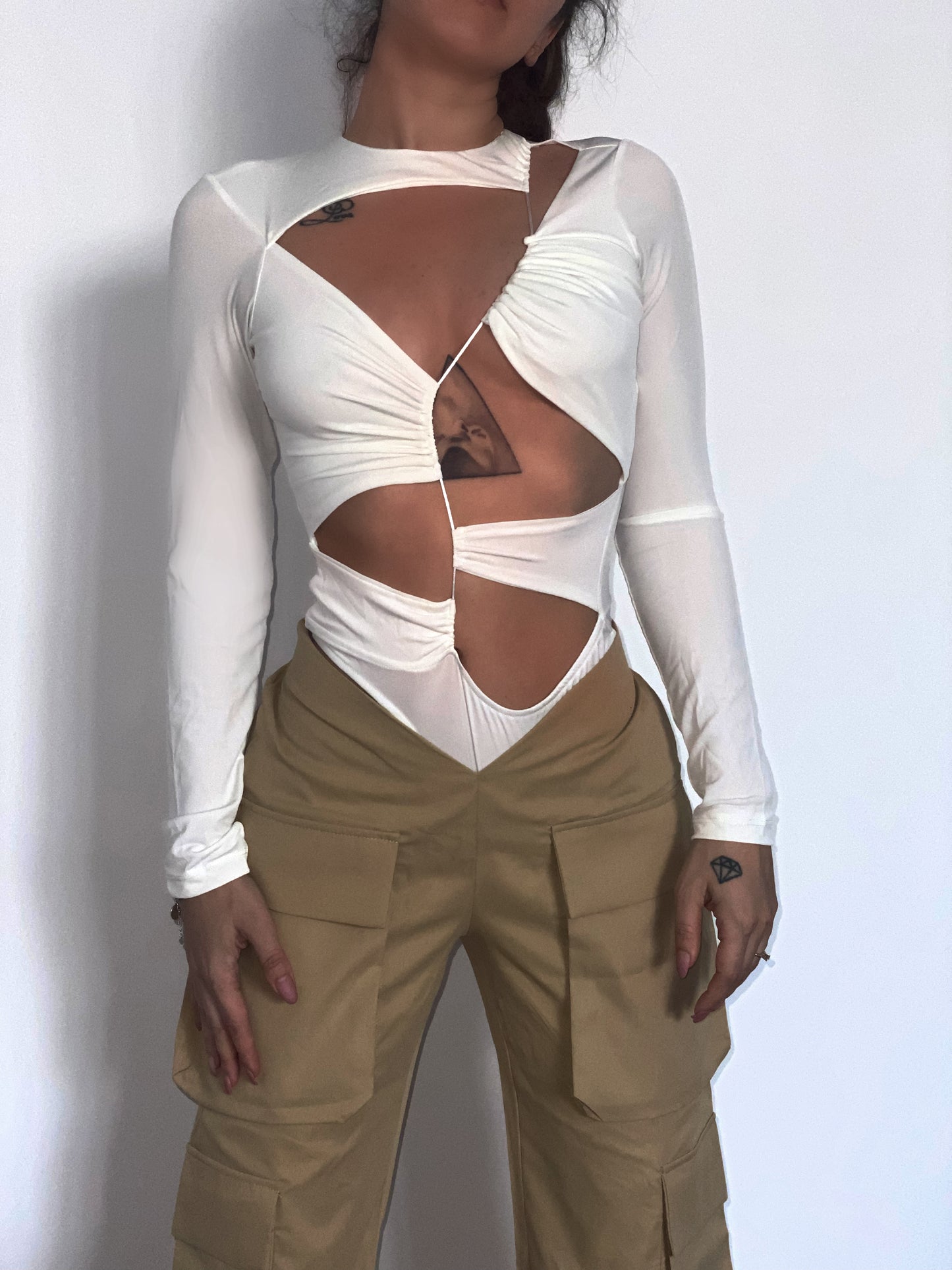 Body ‘Cut It Like It’s Hot’ Alb - Body dama, alb, cu decupaje asimetrice