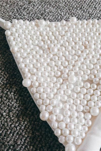 Costum de baie 'White Pearls' alb din doua piese cu perle aplicate si slip brazilian