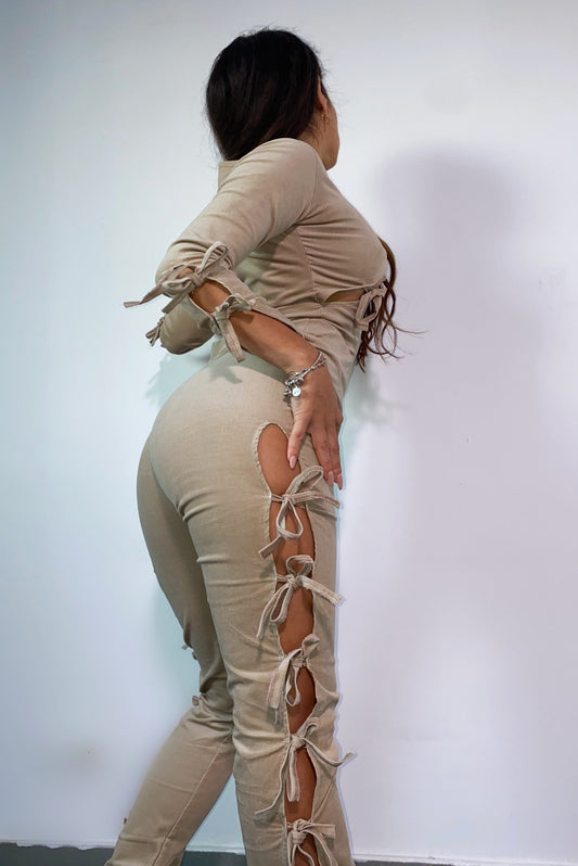 Compleu 'Ribbon Up' Beige - Compleu dama doua piese decupat cu fundite