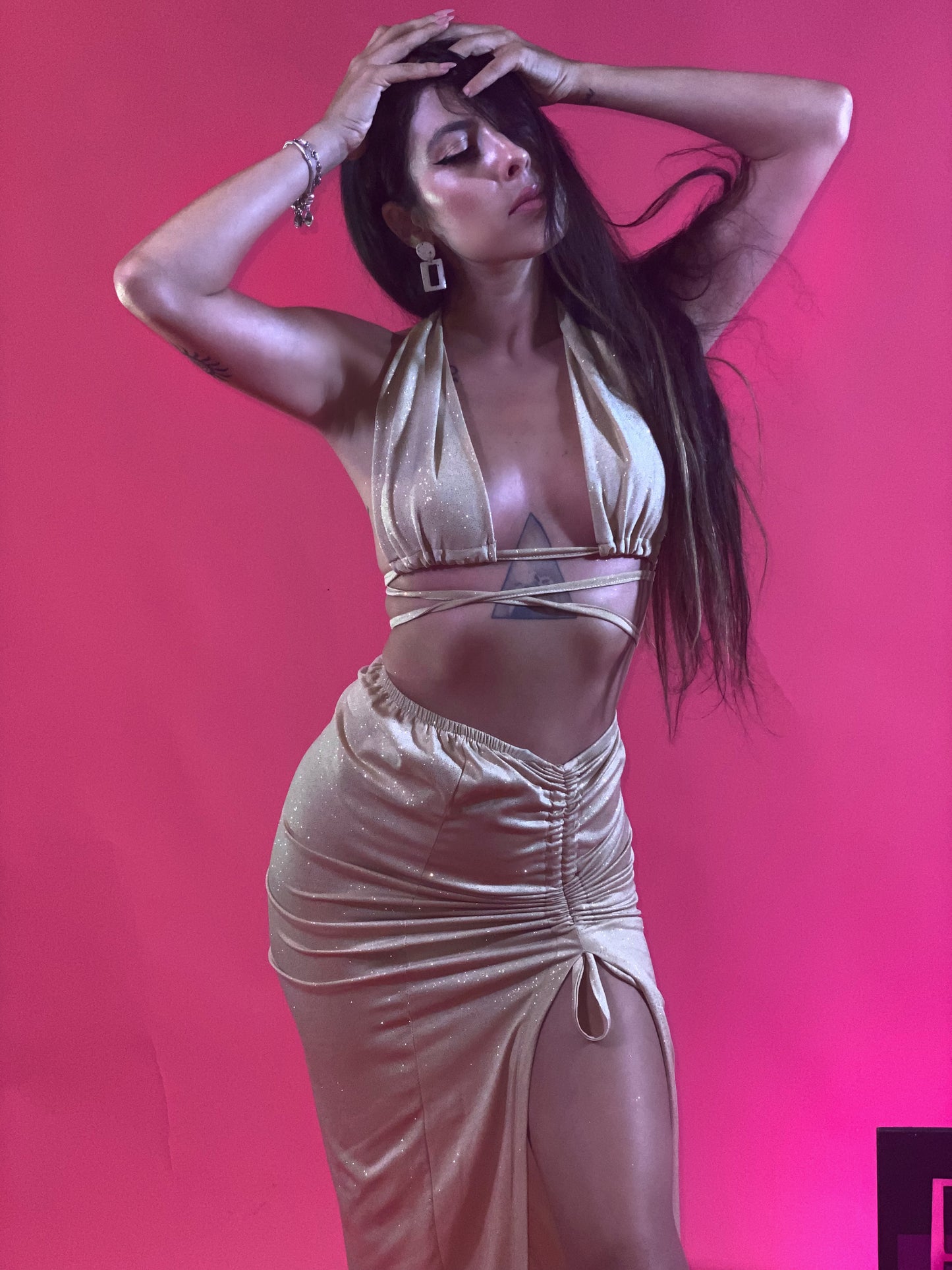 Compleu ‘Luxe Curves’ bej - Compleu bej cu detalii din sclipici, format din top ajustabil si fusta cu crapatura