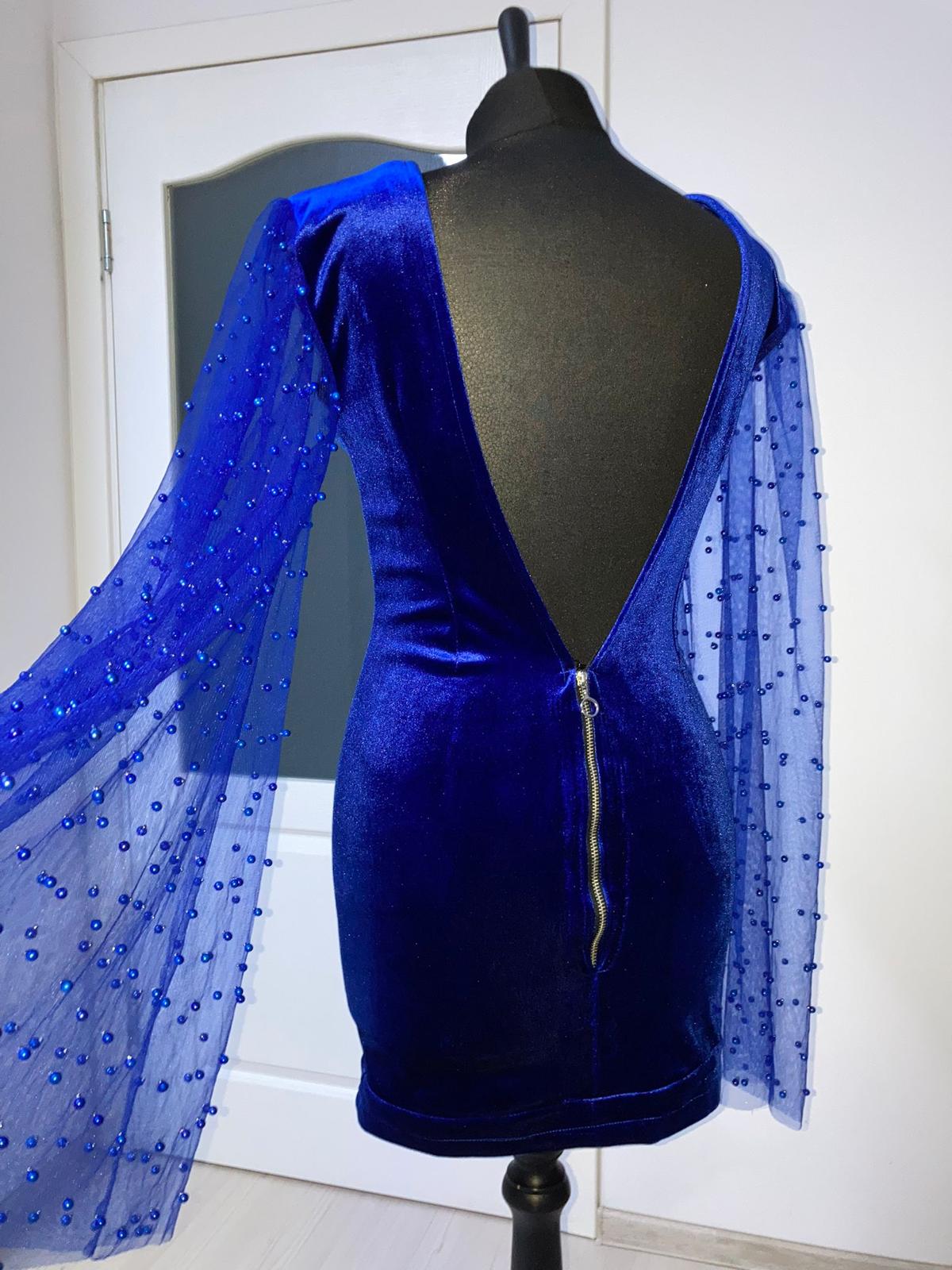 Rochie 'Blue Pearls' din catifea si maneci din tulle cu perle