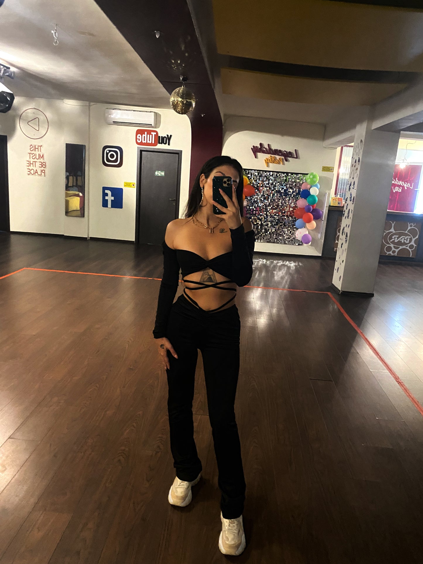 Compleu 'Cosy Babe' Negru - Compleu dama negru din doua piese crop top cu maneca lunga si pantaloni evazati cu snururi