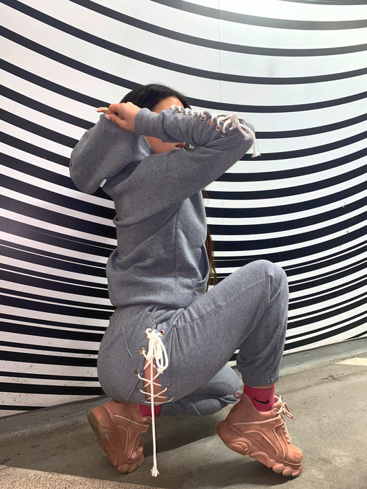 Trening 'Minimalistic' - Trening gri, cu detalii din siret