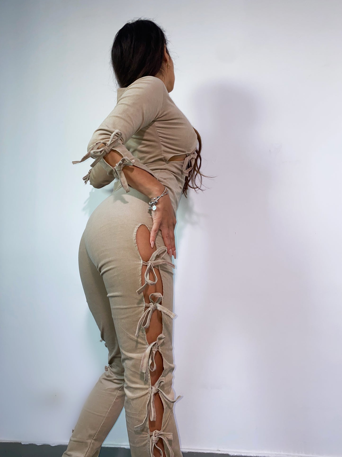 Compleu 'Ribbon Up' Beige - Compleu dama doua piese decupat cu fundite