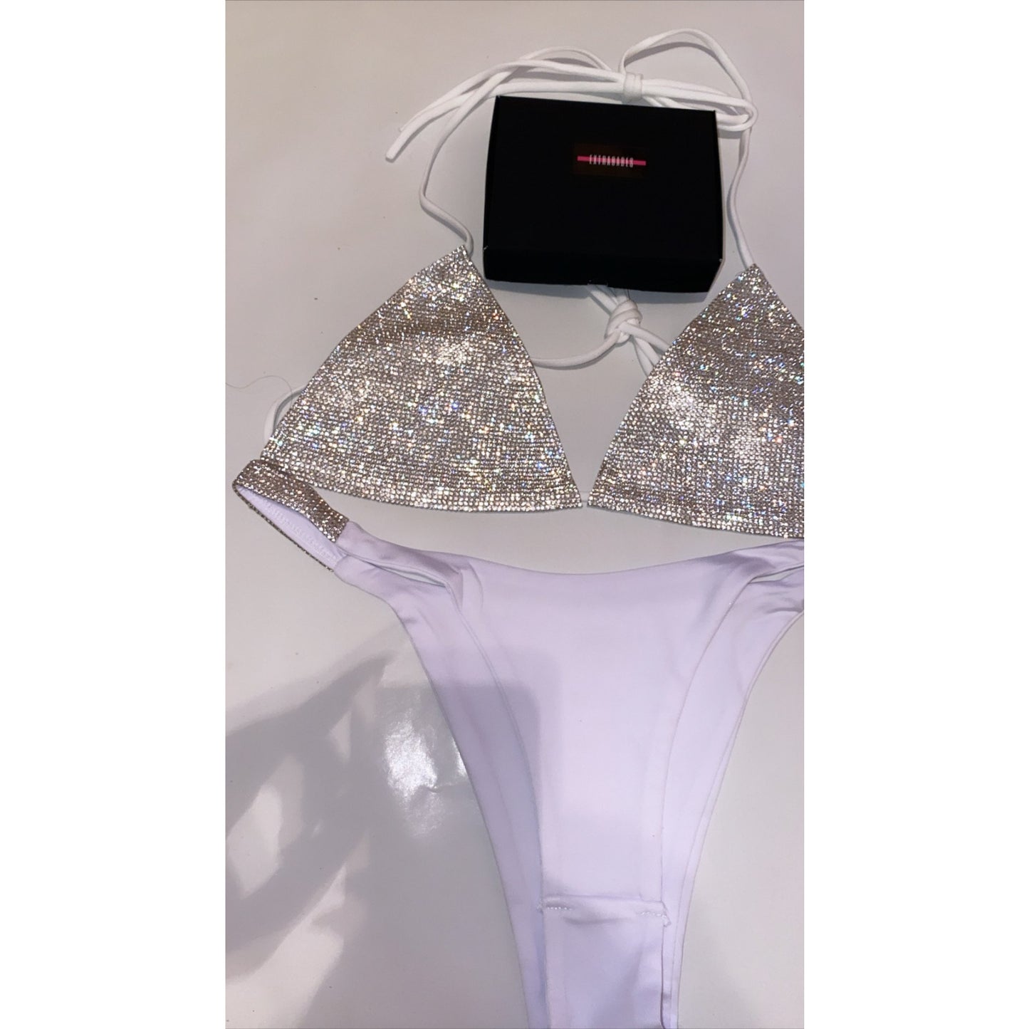 COSTUM DE BAIE 'WHITE DIAMOND' - Costum de baie alb din doua piese cu aplicatii tip stras pe sutienul tip triunghi, si bikini stilul brazilian