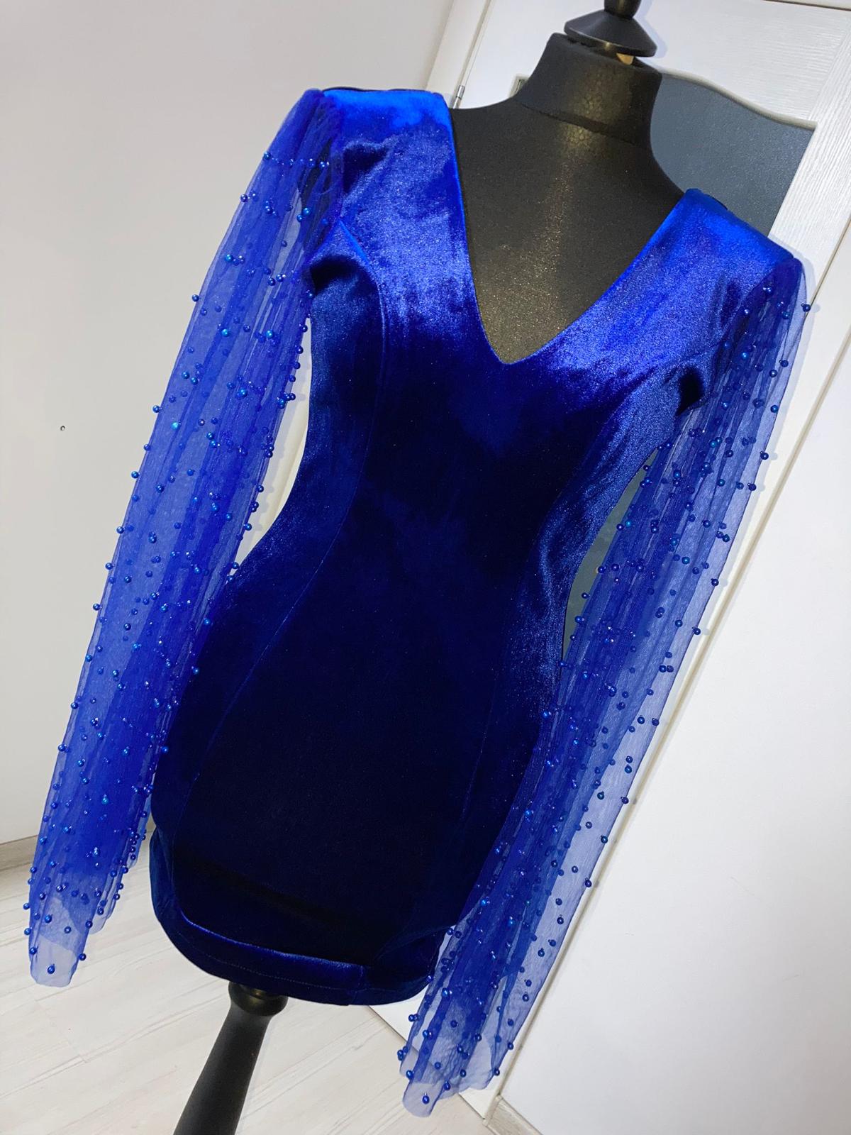 Rochie 'Blue Pearls' din catifea si maneci din tulle cu perle
