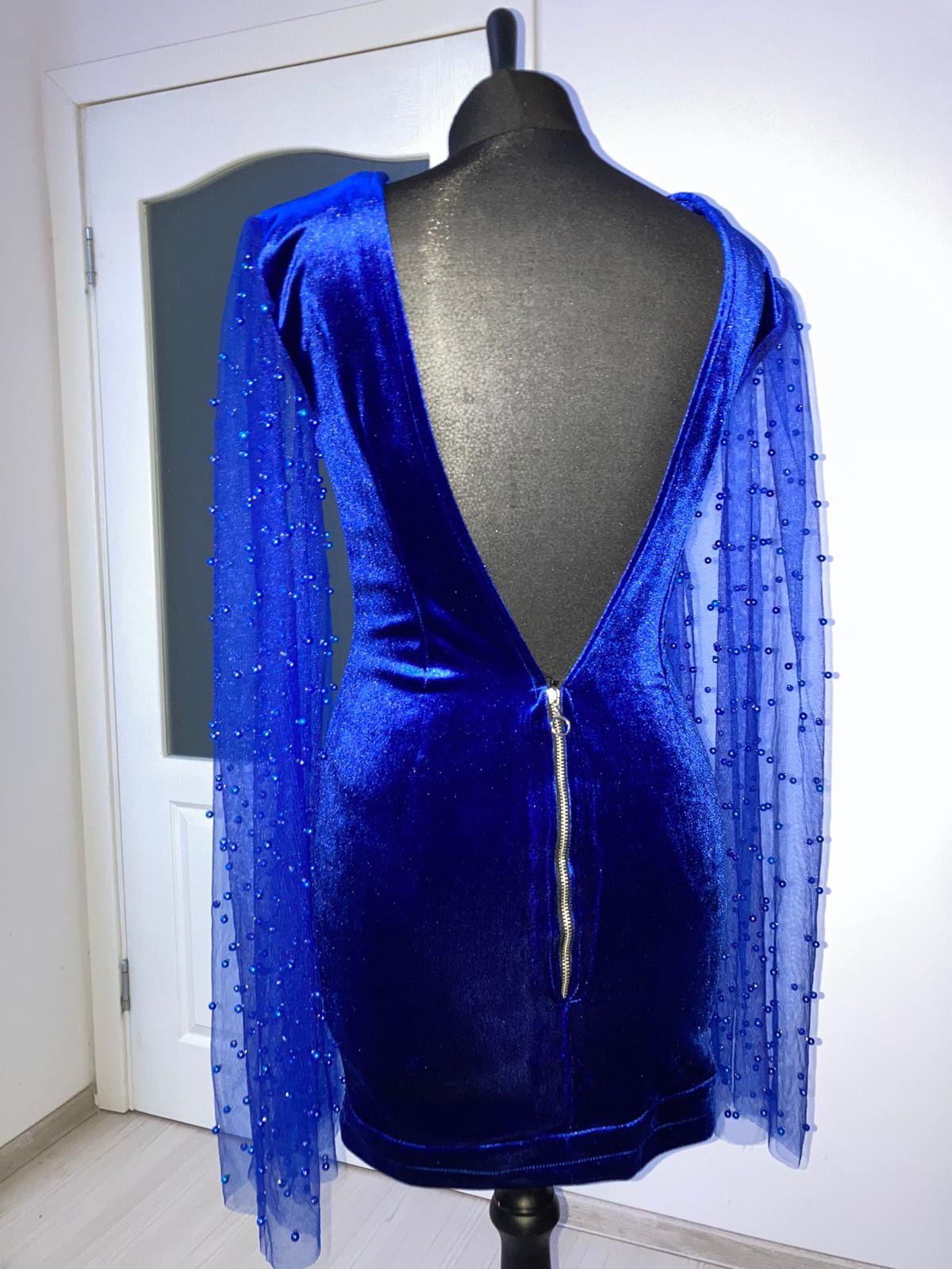 Rochie 'Blue Pearls' din catifea si maneci din tulle cu perle