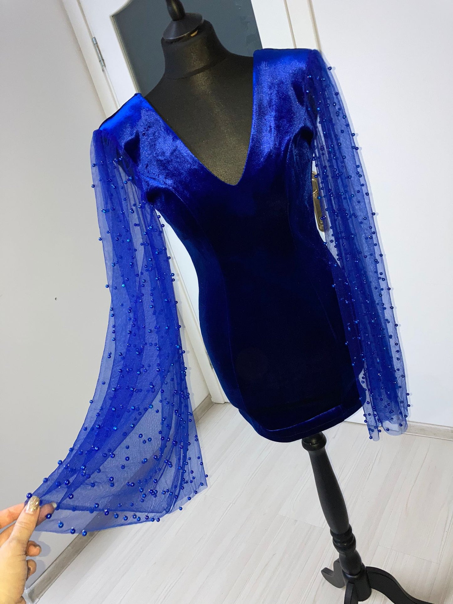 Rochie 'Blue Pearls' din catifea si maneci din tulle cu perle